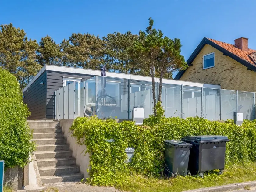 Apartment with terrace - Image 1