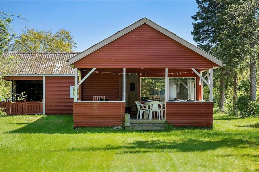 Holiday home with barbeque & terrace - Image 1