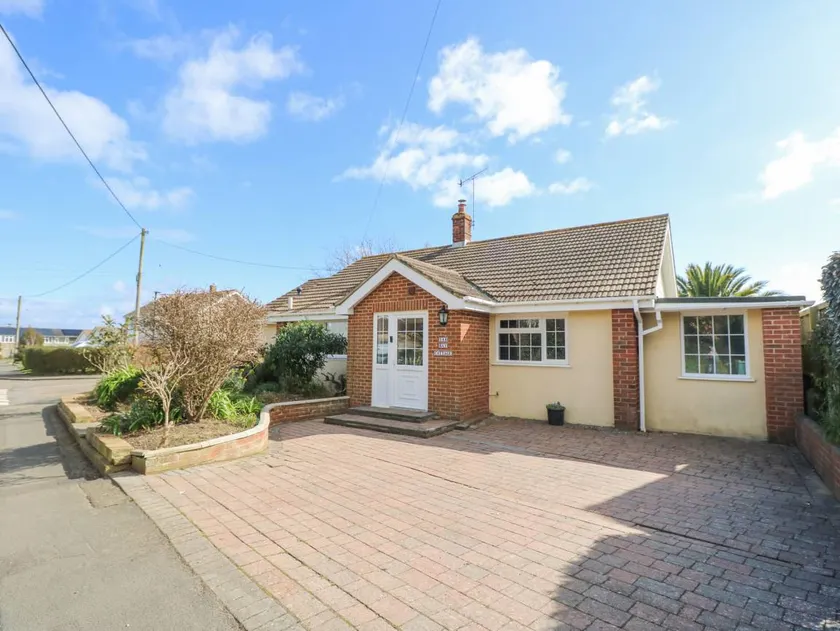 Child-friendly lovely cottage with garden | Beach view | Beach nearby | Pet-friendly - Image 1
