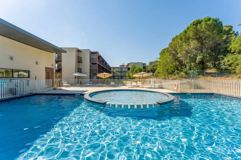 Apartment “Les Rivages du Gardon” with Shared Pool, Wi-Fi and Air Conditioning - Image 1