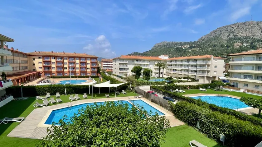 Holiday apartment with pool & terrace - Image 1