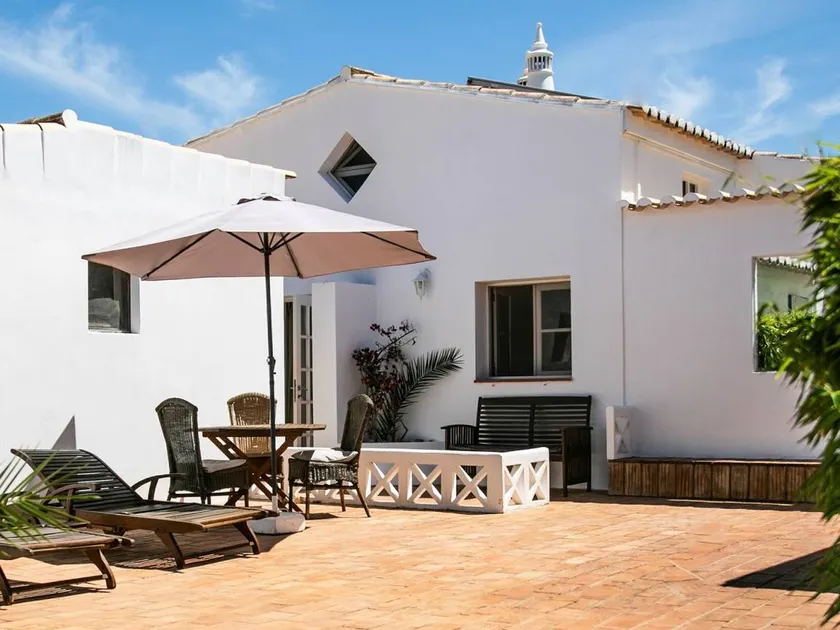 Maison avec jardin, piscine et barbecue | Vue nature - Image 1