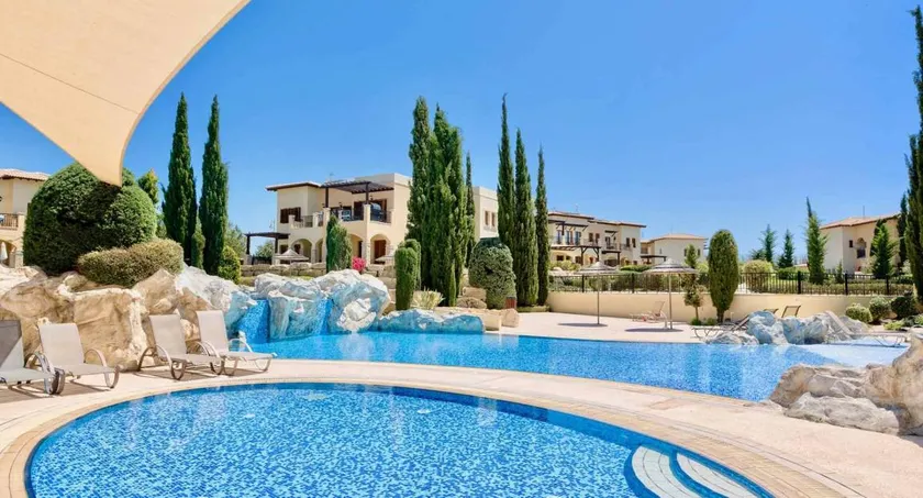 Apartamento con terraza, piscina y jardín | Vistas al agua - Image 1