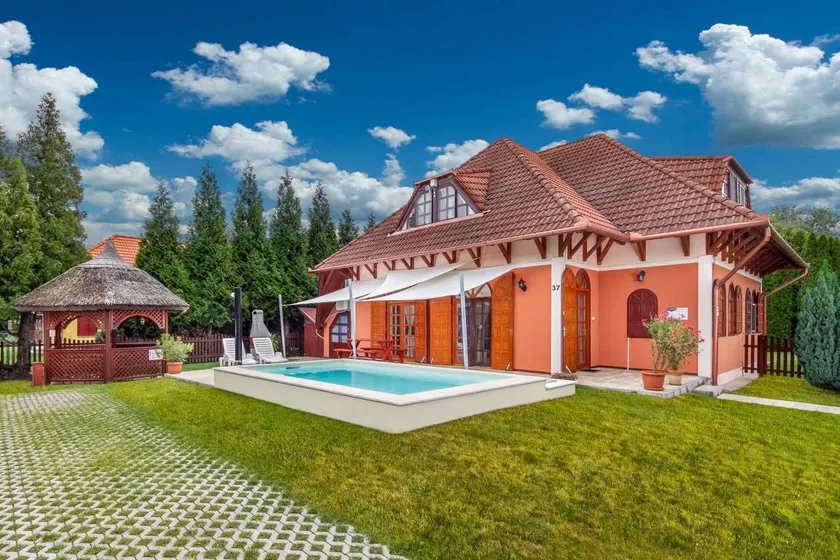 House with barbeque, garden & private pool - Image 1