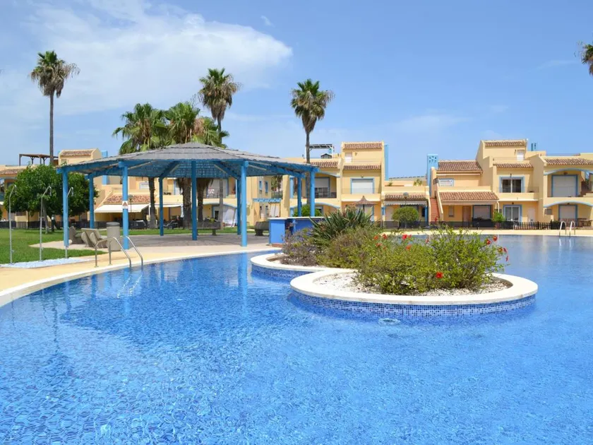 Holiday apartment with pool & garden - Image 1