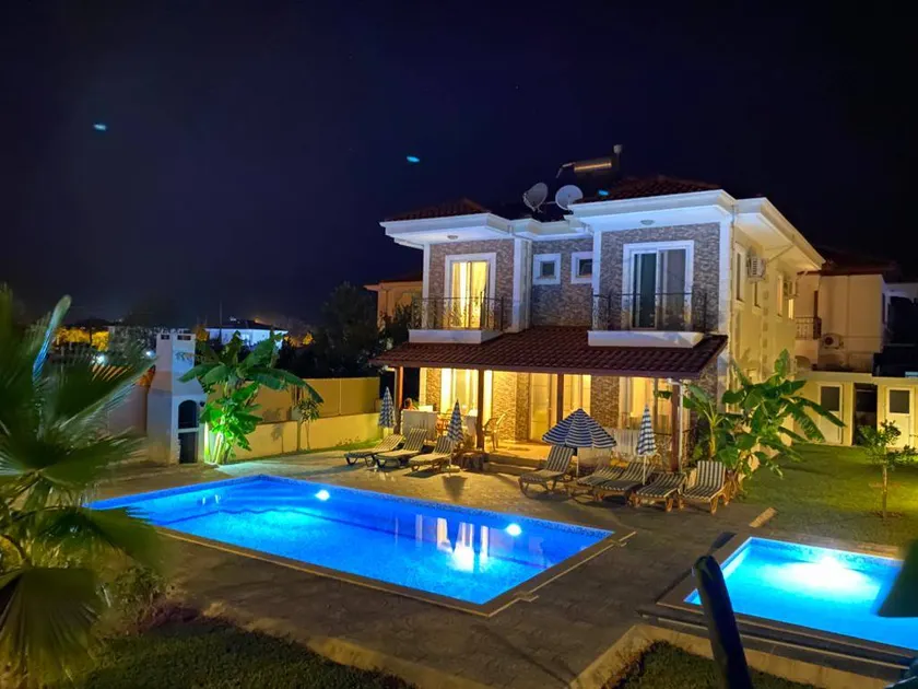 Villa with barbeque, private pool & garden - Image 1