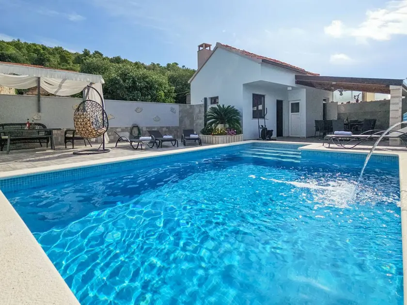 Voll ausgestattetes Ferienhaus mit privatem Pool, Terrasse und Grill - Image 1
