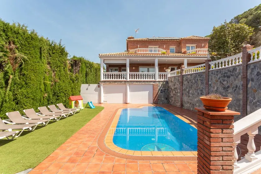 Villa con piscina, griglia e giardino | Vista sul giardino - Image 1