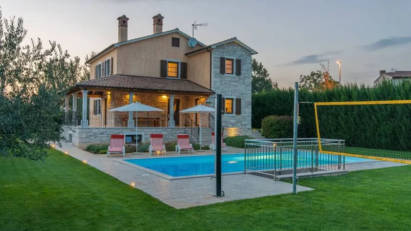 Family-oriented flat with barbeque, garden & private pool - Image 1