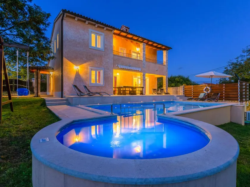Villa con piscina, barbacoa y jardín - Image 1