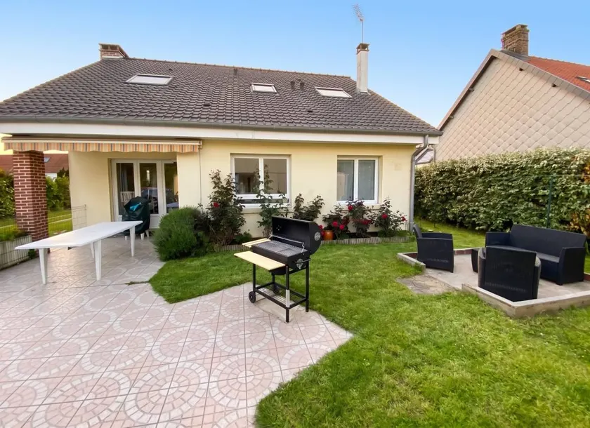 Fully equipped holiday home with garden & BBQ - Image 1
