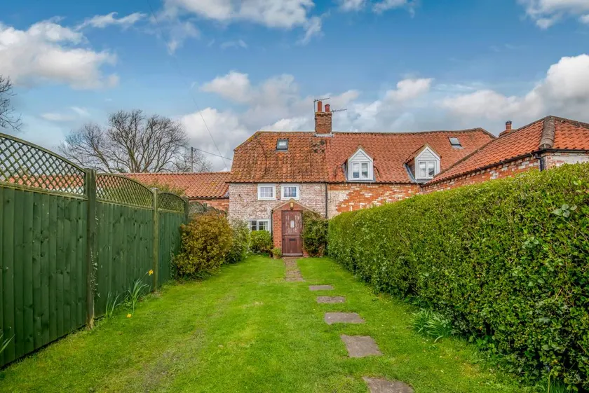 Cottage with garden - Image 1
