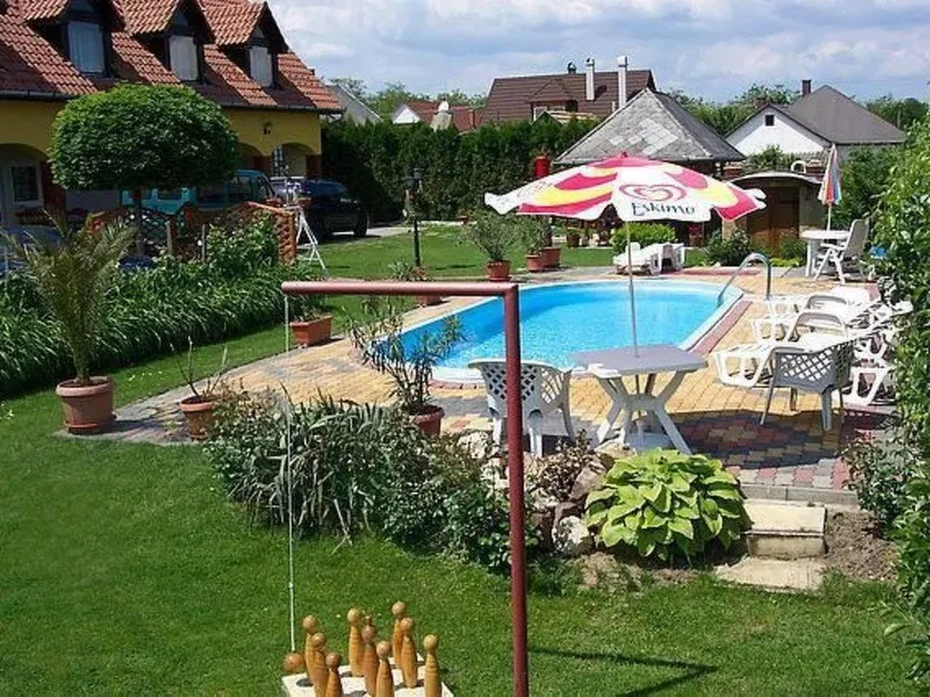 Beautiful holiday apartment with garden, barbecue & terrace - Image 1