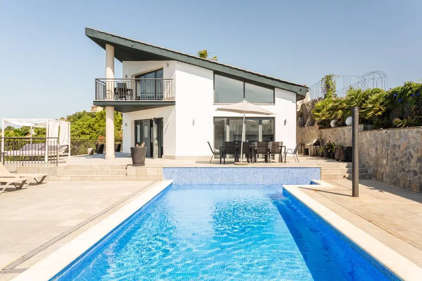 Holiday Home 'Blau' with Sea Views, Wi-Fi, and Air Conditioning - Image 1
