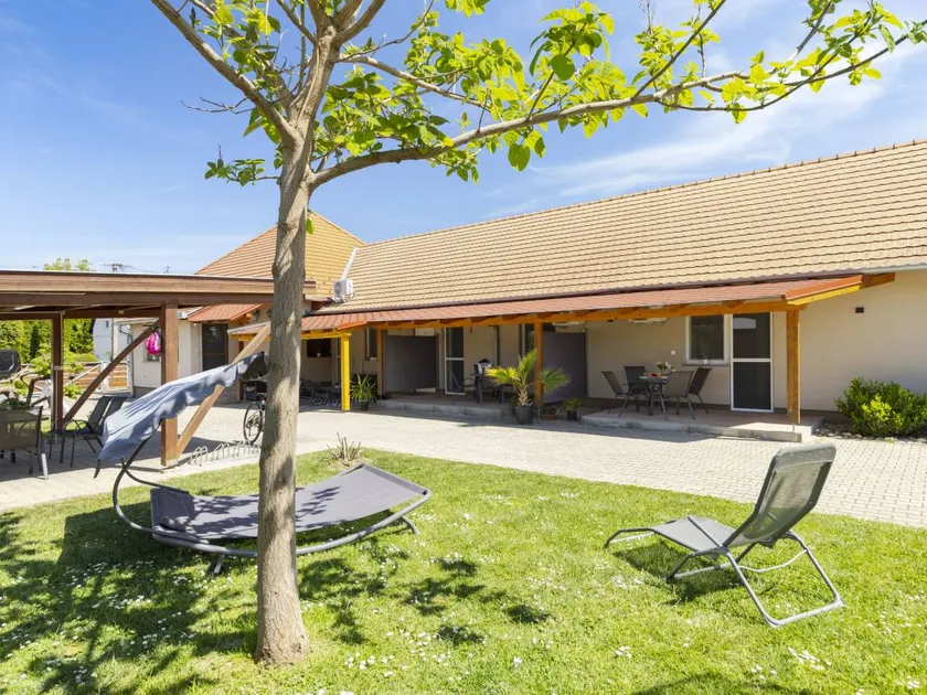 Apartment with terrace & garden - Image 1