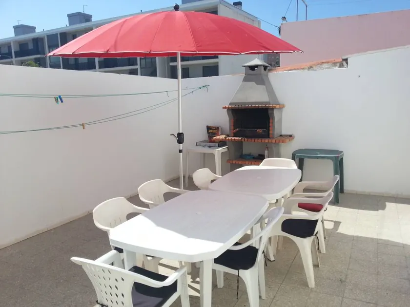 Maison avec terrasse et barbecue - Image 1