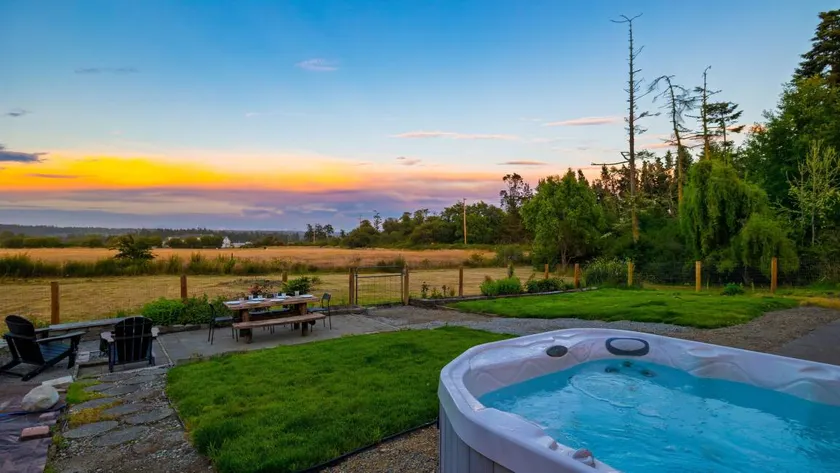 Edgefield Farmhouse by AvantStay - Image 1