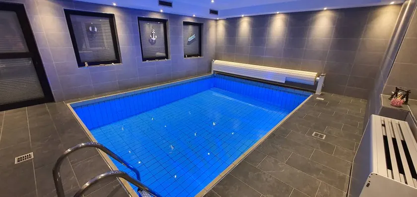 Charmante chambre chez l'habitant adaptée aux familles avec jardin et piscine privée | Vue piscine - Image 1