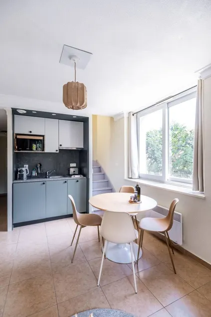 Apartment with private pool - Image 1