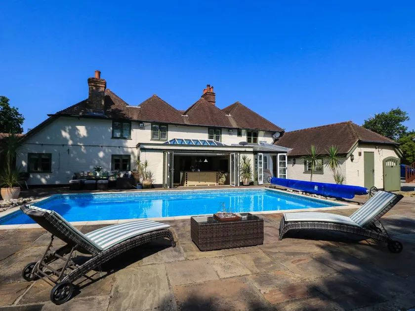Cottage with pool & garden - Image 1