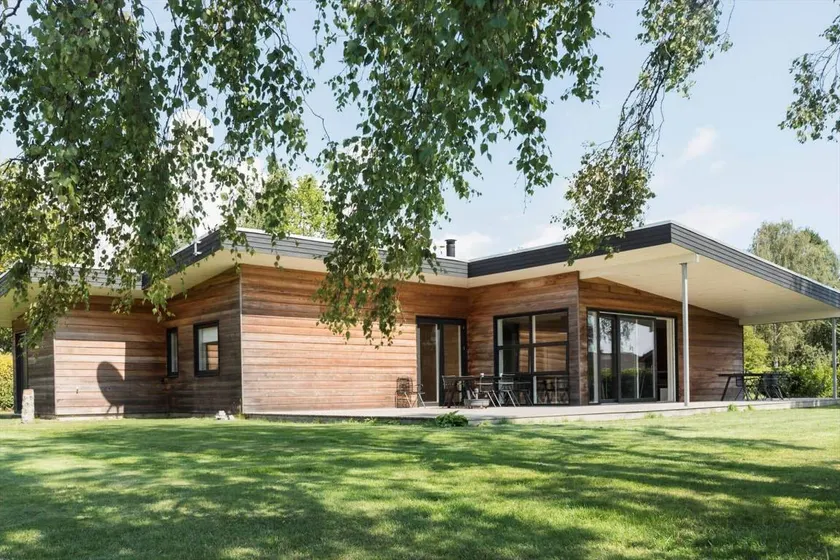 Fully equipped spacious holiday home with terrace, BBQ & sauna - Image 1