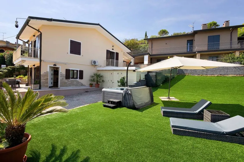 Fully equipped nice villa with barbecue, hot tub & garden | Lake view | Pet-friendly - Image 1