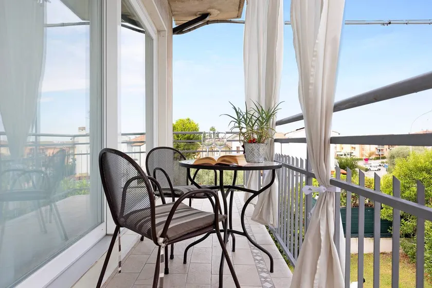 Apartment with garden | Garden view - Image 1