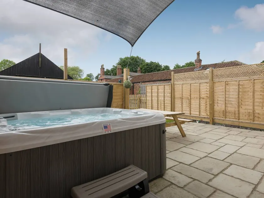 Cottage with barbecue, garden & hot tub | River view - Image 1
