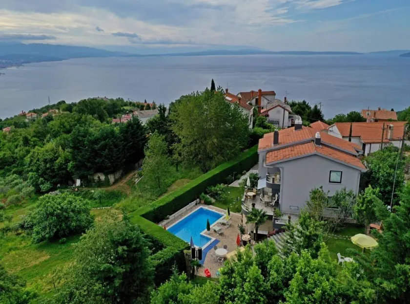 Spacieuse villa entièrement équipée avec piscine privée, jardin et barbecue | Vue montagne | Avec animaux bienvenus - Image 1