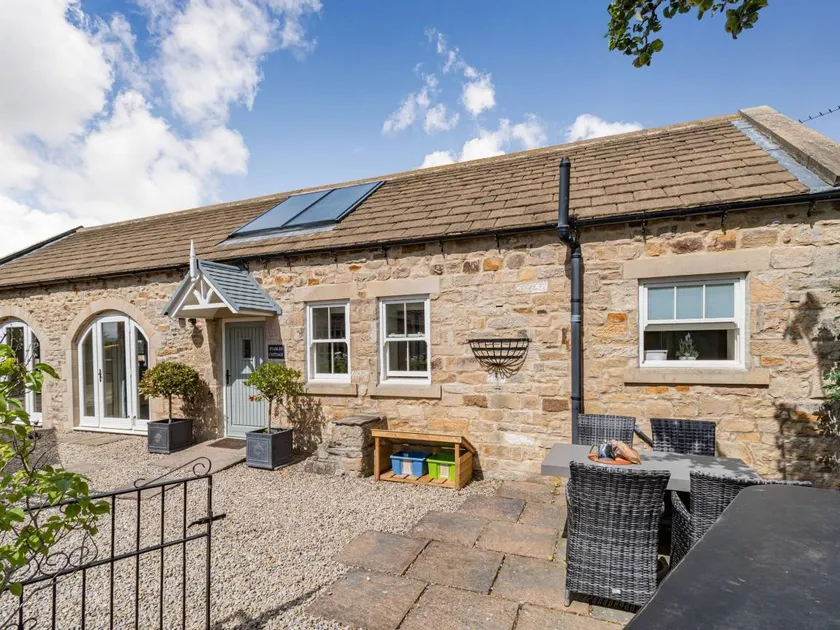 Family-friendly cottage with hot tub & garden | Dogs allowed - Image 1
