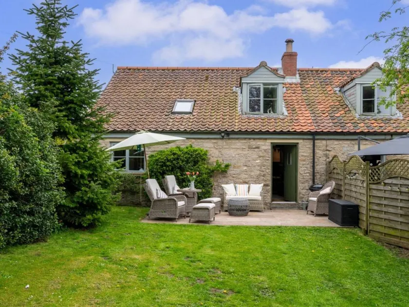 Cottage with garden - Image 1