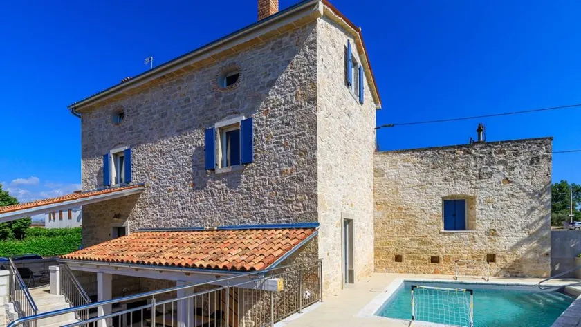 Flat with private pool, terrace & barbecue | Garden view - Image 1