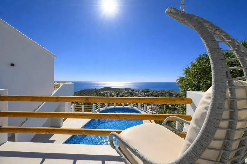 Family-oriented house with pool - Image 1