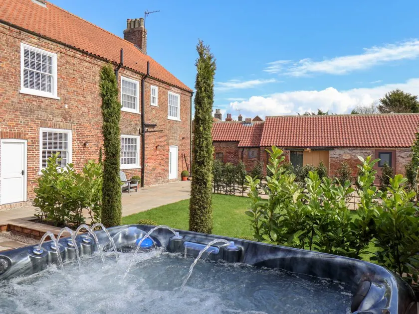 Child-friendly cottage with jacuzzi & garden | Pets are welcome - Image 1