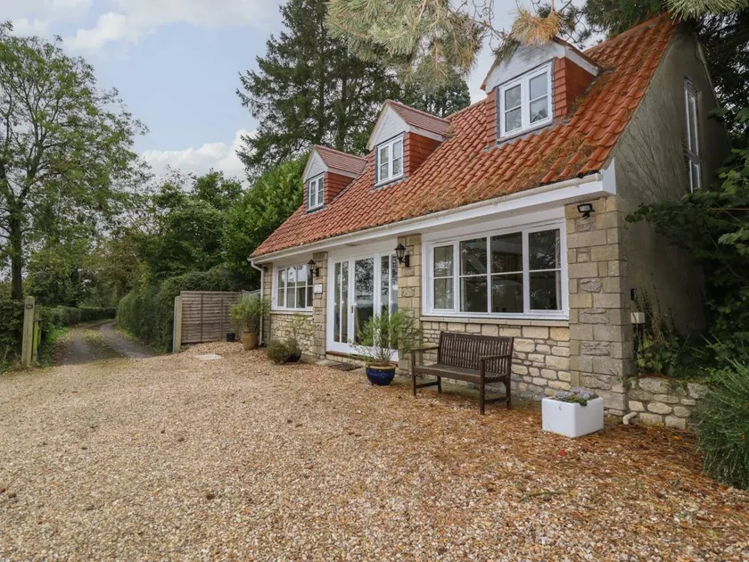 Cottage with garden - Image 1