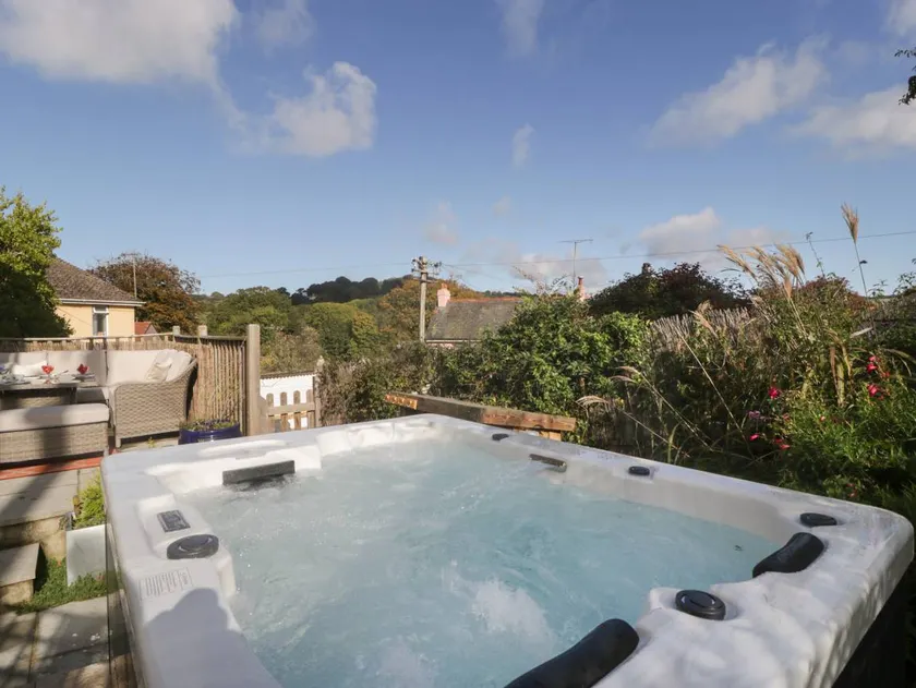 Cottage with garden & hot tub - Image 1