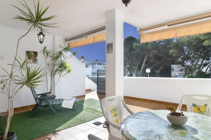 Merveilleux appartement de vacances entièrement équipé avec terrasse et internet haut débit | Vue plage | À côté de la plage | Parfait pour le travail à distance - Image 1