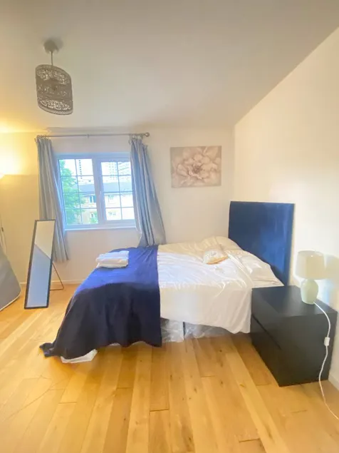 5 Bed House - Sleeps 10 - Pets - Parking - Wifi - Image 1