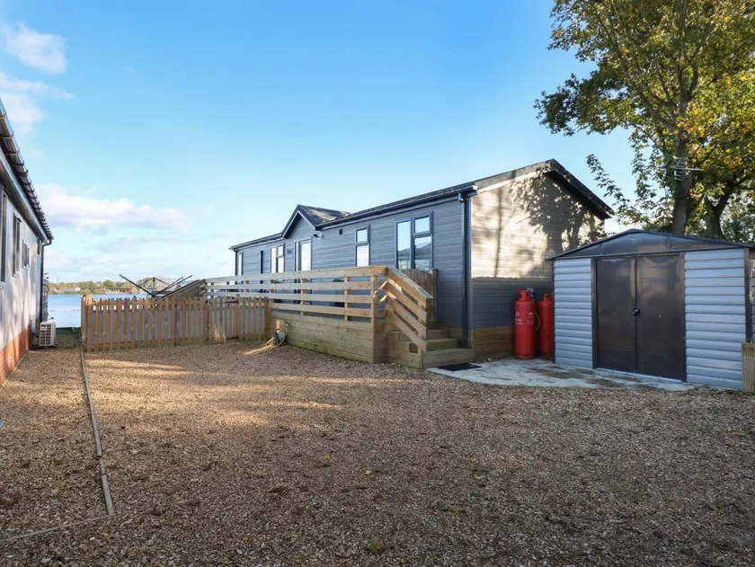 Family-friendly pleasant cottage with hot tub, pool & garden | Dogs allowed - Image 1