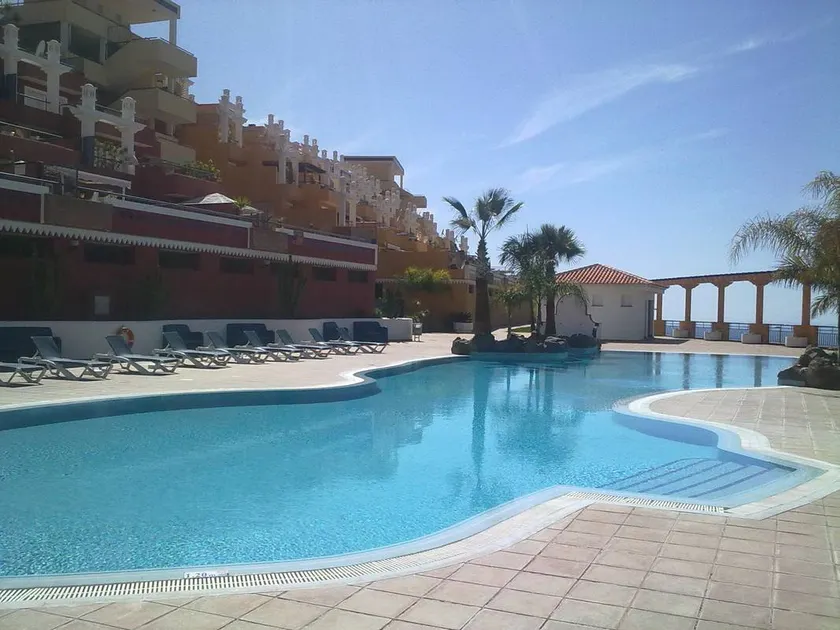 Habitación en casa de familia con terraza, piscina y barbacoa - Image 1
