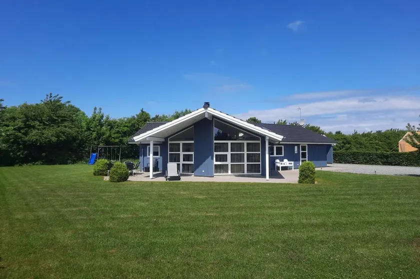 Holiday home with garden, terrace & barbeque - Image 1
