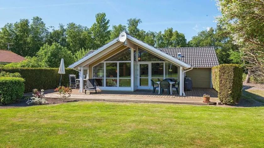 Nice holiday home with garden, hot tub & terrace - Image 1