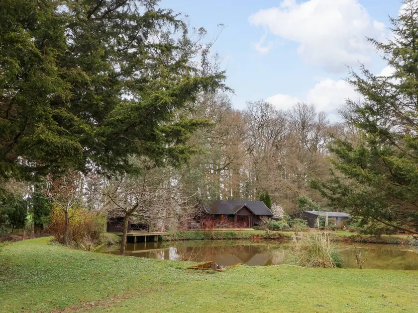 Cottage with garden & hot tub - Image 1