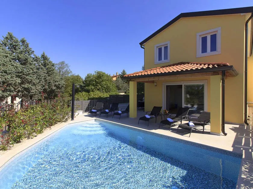 Maison avec terrasse, barbecue et piscine privée - Image 1