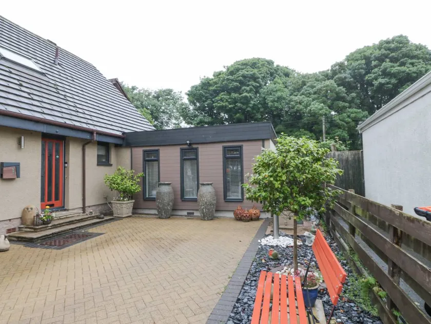 Cottage with garden & barbecue - Image 1