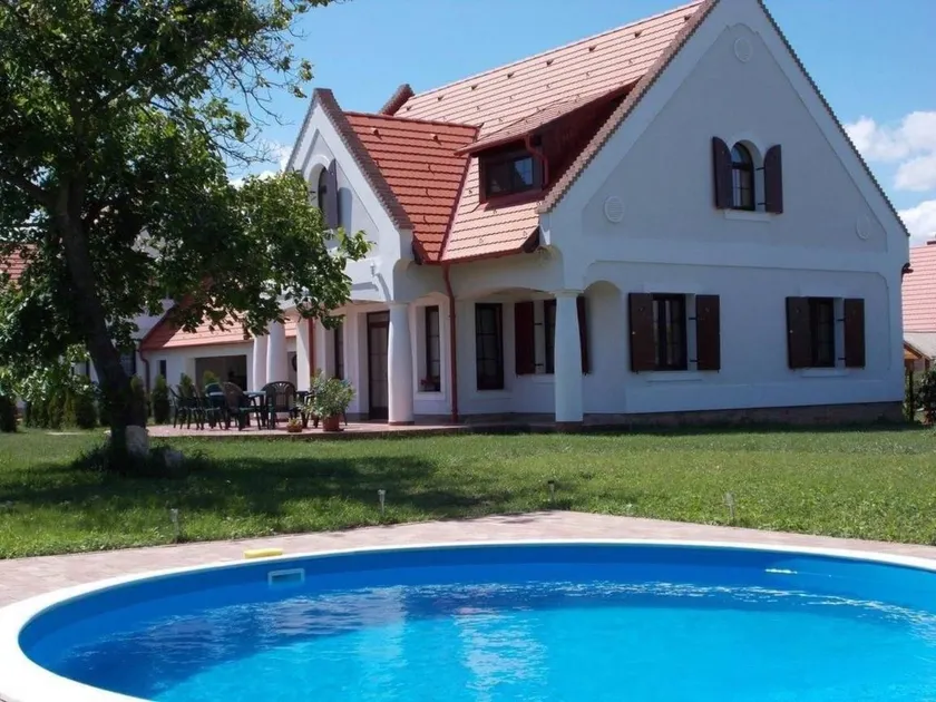 Casa vacacional con terraza, piscina privada y barbacoa - Image 1