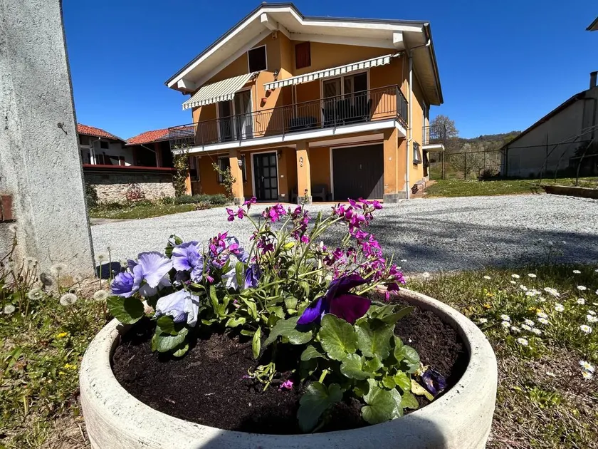 Al Bruacu – Cozy House with Garden Steps from Lake Viverone - Image 1