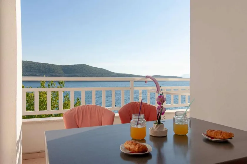 Apartment with hot tub & terrace - Image 1
