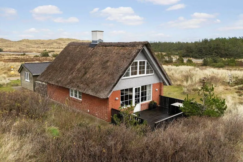 Fully equipped holiday home with barbeque & terrace | Beach nearby | Pets are welcome - Image 1