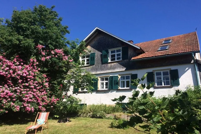 Holiday home with terrace & garden - Image 1